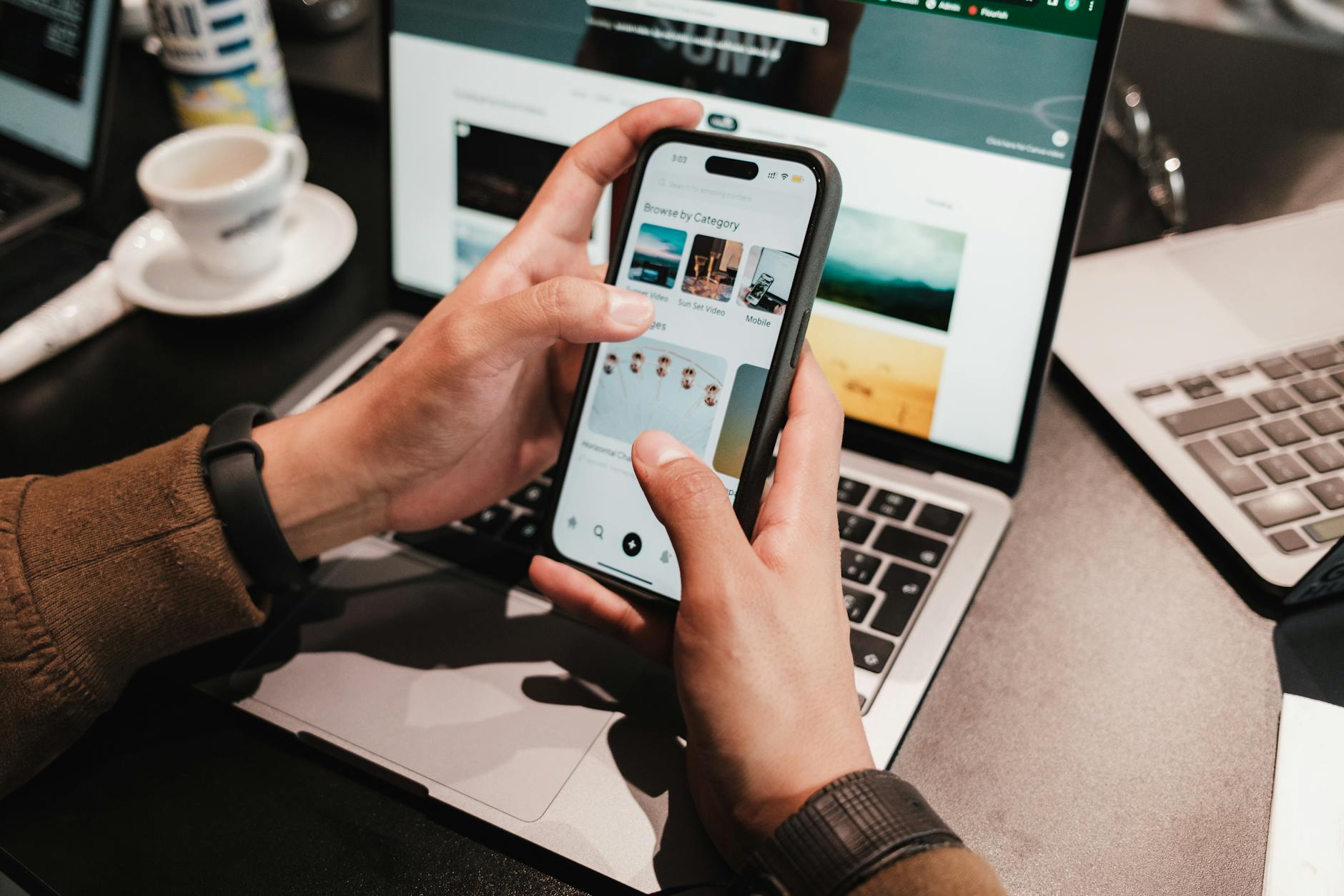 https://www.pexels.com/photo/hands-holding-smartphone-20044367/